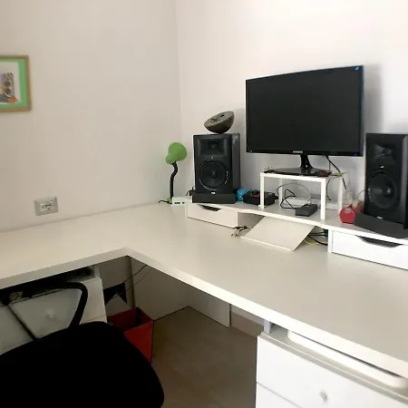 Spacious And Bright Flat In Lägenhet Rom